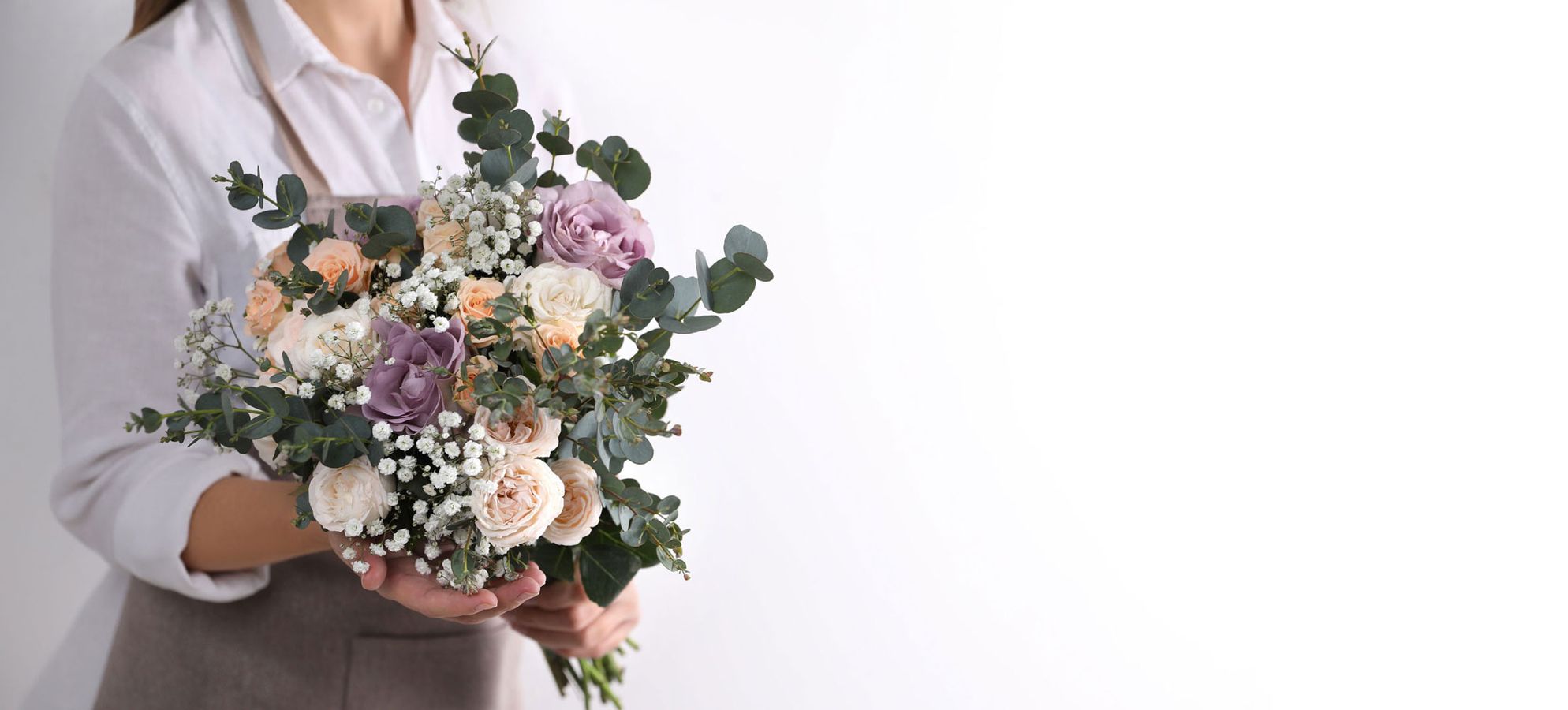 Verkäuferin mit Blumenstrauß aus verschiedenen Blumen